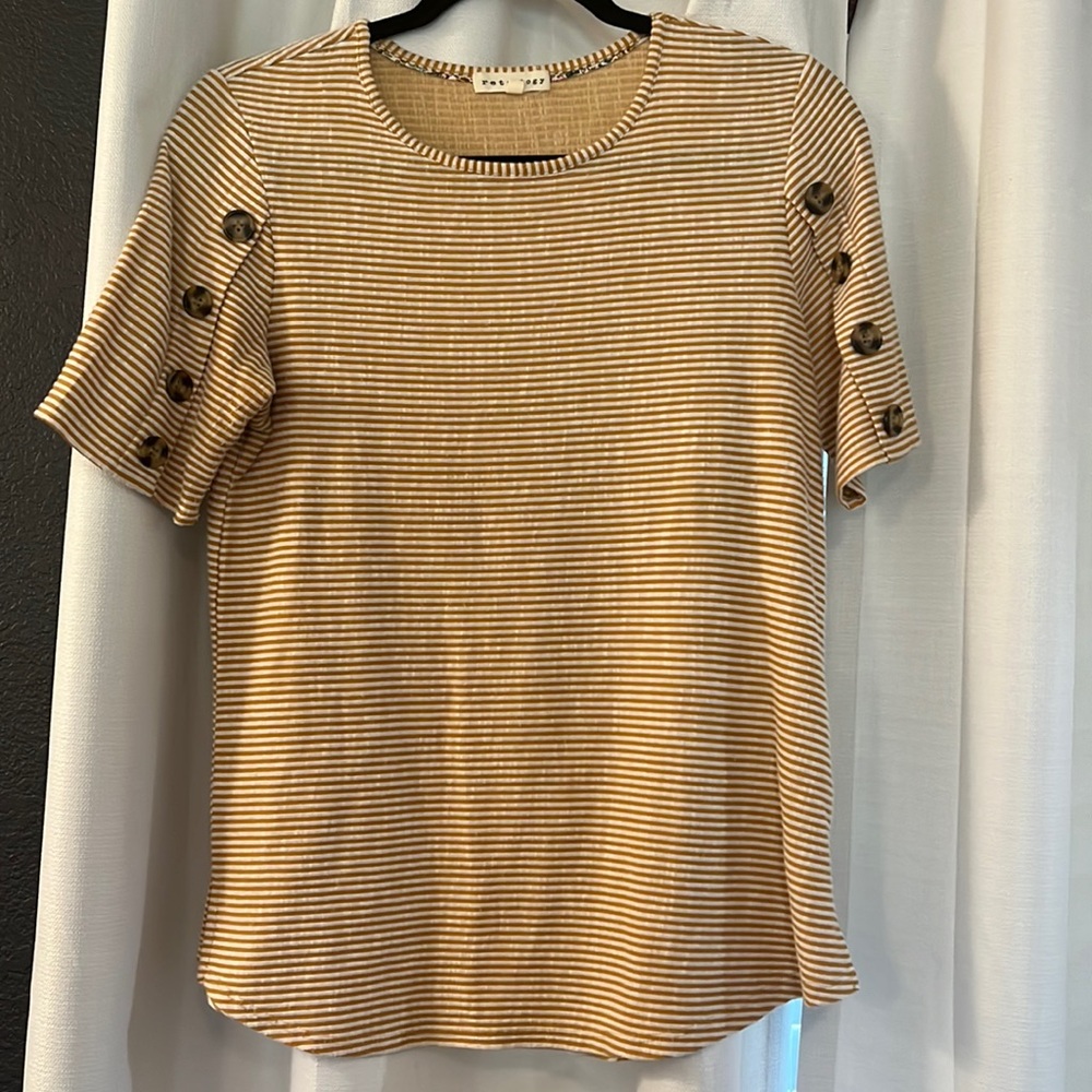Retrology shirt with button detail on the sleeves